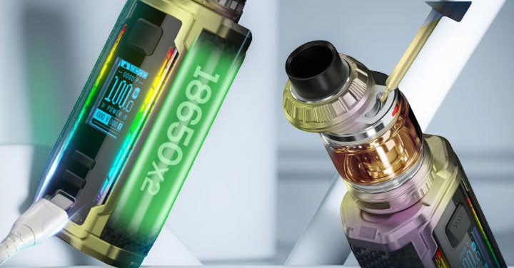 Freemax Maxus 3 Kit, showing the battery bay compatible with a single 18650 battery, the USB-C charging port on the chassis, and the open sliding top cap revealing the large refill port.